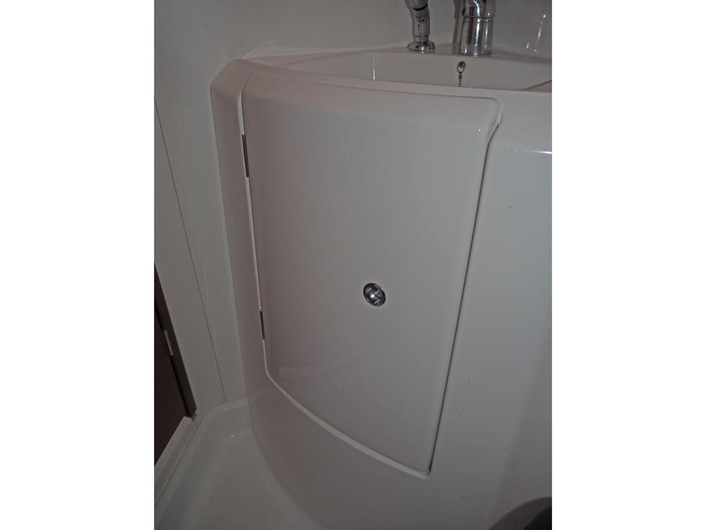 Saloon, Accommodation